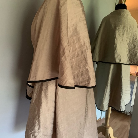 Design Today’s pale gold tone cape jacket. Size S - Picture 3 of 5